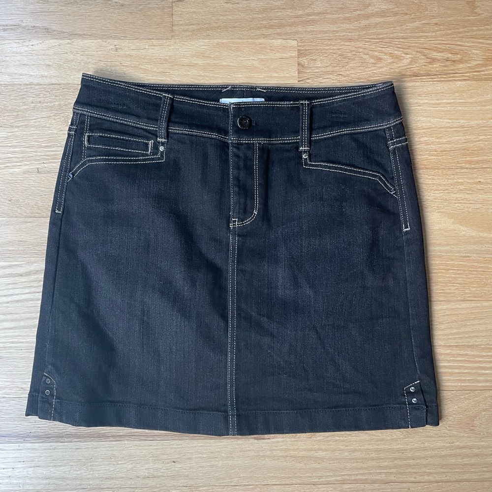 White House Black Market Black Denim Skirt Size 6 in Excellent Condition